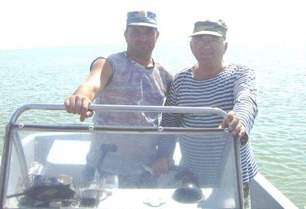 Это мы с капитаном Евгением после проведенной экспедиции и очистки акватории косы Долгой от незаконных орудий лова