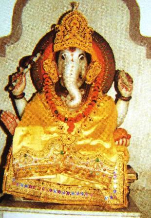 Индийский бог Ганиш,  слоновьей головой