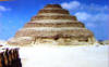 самая древняя пирамида Джосера (Ш династия) вообще ступенчатая с площадкой на верху.