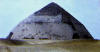 У ромбовидной пирамиды Снефру в Дахшуре (IV династия) явно просматривается после надстроенный верх, также, как у ложной пирамиды Снефру в Медуме.