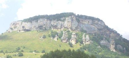 Живописные скалы Кизинки