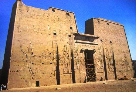 Пирамиды распространены от Гизы до озера Фаюм  вдоль Нила в средней его части, следовательно, в верхнем Египте, тоже находящемся под властью фараонов у них была какая–то замена. Какая? Это высокие храмовые ворота многочисленных храмов.