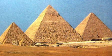 то я о руке солнца и лучиках-руках солнечного божества  на золоченом троне Тутанхамона и на моей фотографии. А  также о голубой тени пирамиды на фотографиях при восхождении солнца из–за пирамиды настоящей.
